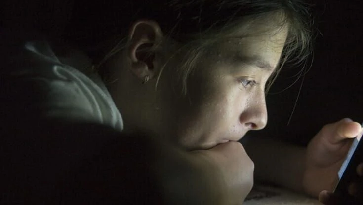 Dormire poco e andare a letto tardi compromette lo sviluppo del cervello negli adolescenti
