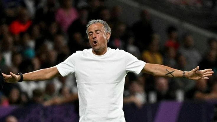 Luis Enrique cade dalla bicicletta e si frattura la clavicola