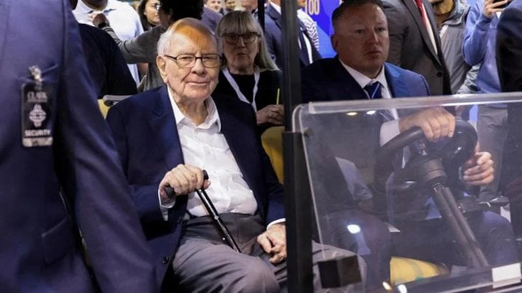 Buffett dona 6 miliardi di dollari in beneficenza. E “perde” un posto nella classifica dei paperoni