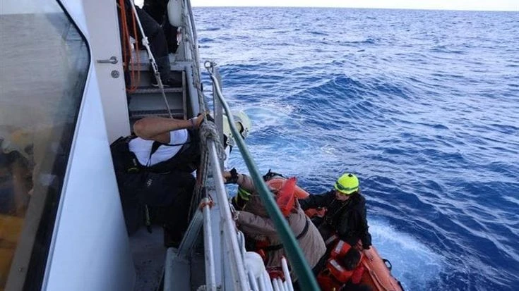 Msf torna in mare con la nuova nave e salva 41 persone. C’è anche un neonato