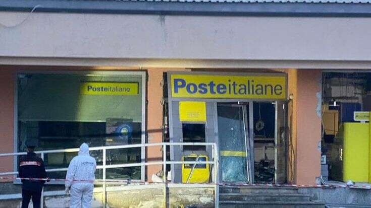 Brugherio, i ladri fanno esplodere l’ufficio postale per rubare i contanti dello sportello automatico: locali distrutti, vetri e sedie scaraventati per strada