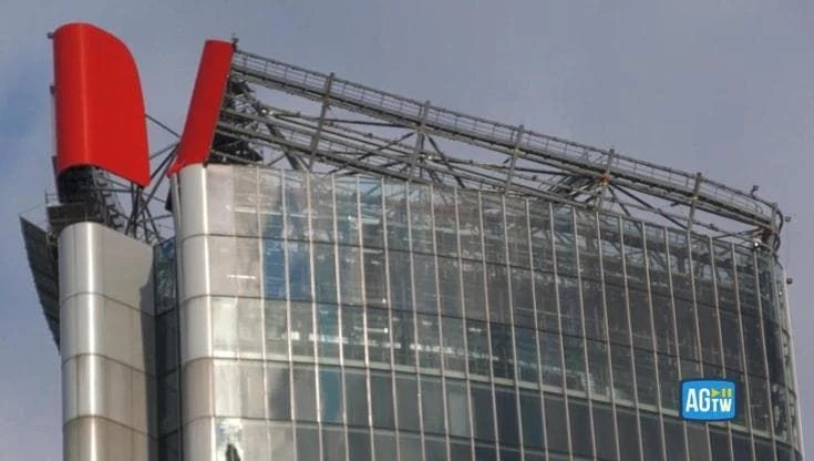 Milano, rimossa l'insegna Generali dalla Torre Hadid