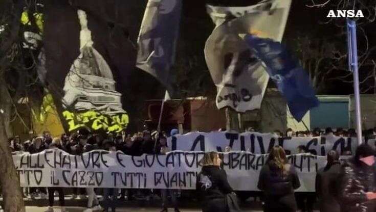 Juventus, la contestazione dei tifosi sotto l'hotel della squadra bianconera