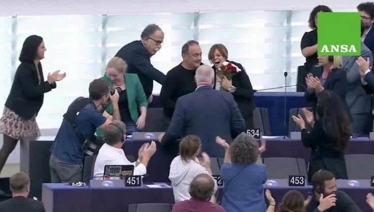 Ilaria Salis, confermata immunità: il momento del voto e gli abbracci all'europarlamentare