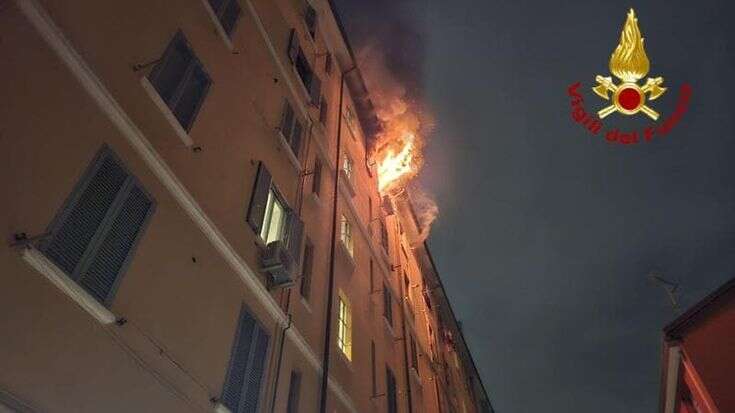 Violento incendio in via Lomellina 14: a fuoco un appartamento al quarto piano. Nessun ferito