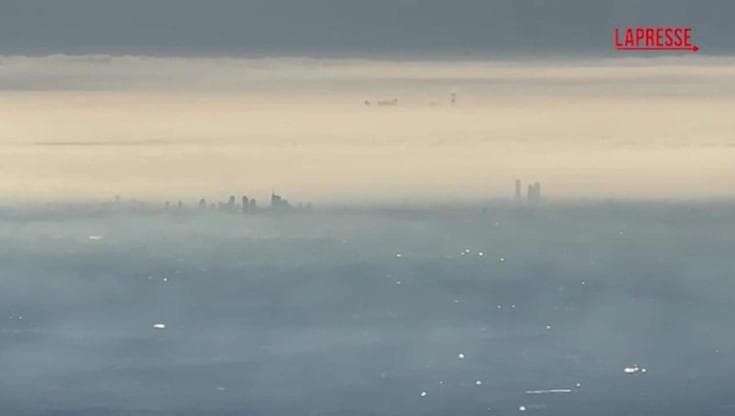 Cappa di nebbia e smog nasconde Milano: la vista dalla cima del Resegone