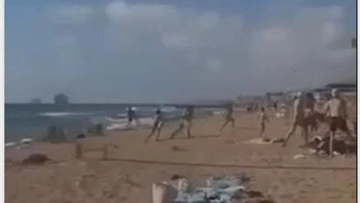 Israele, Hezbollah colpisce le acque davanti alla spiaggia di Nahariya: i bagnanti fuggono
