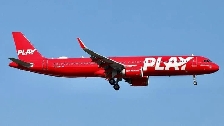 La compagnia aerea Play chiude senza preavviso: migliaia di persone a terra, a casa 400 lavoratori