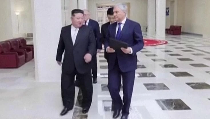 Corea del Nord, show di regime: Kim e il capo della Duma russa celebrano l'asse Mosca-Pyongyang