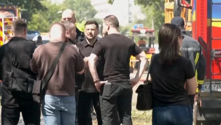 Ucraina: Zelensky visita i quartieri di Kiev devastati dall'attacco russo