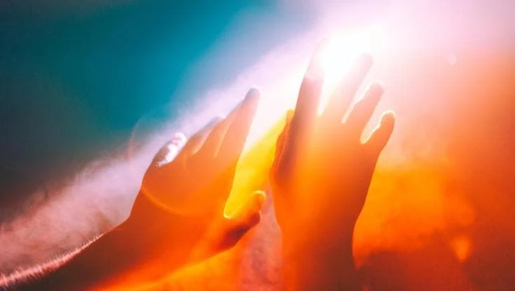 Il nostro corpo emette una luce debole che scompare dopo la morte: cosa dice lo studio