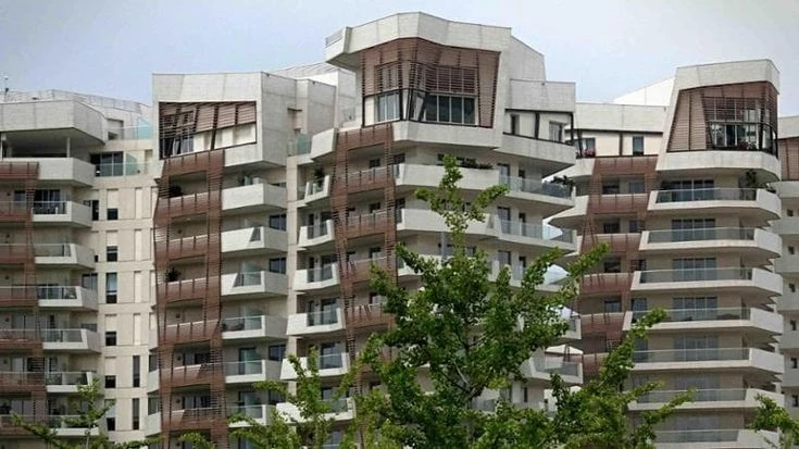 Incendio a Citylife, fumo in un appartamento delle torri Liebeskind: quattro persone in ospedale