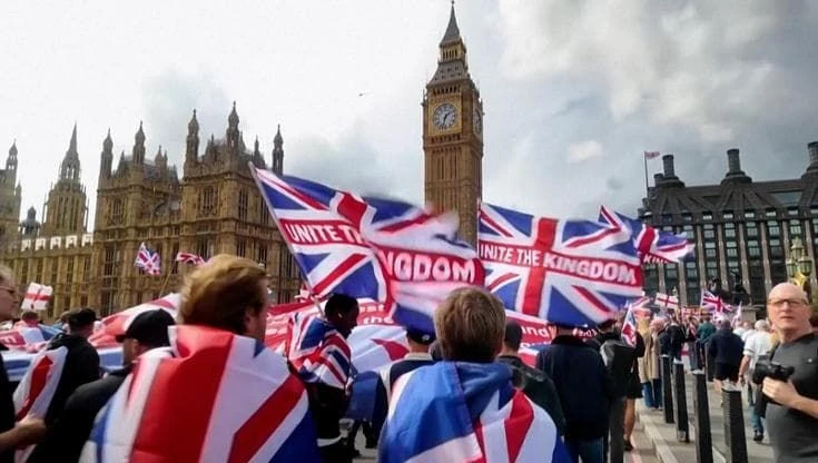Gb, manifestazione dell'estrema destra a Londra: a migliaia sfilano contro il governo Starmer