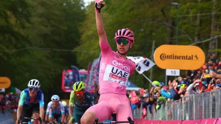Giro d’Italia, Pogacar sa vincere anche senza dominare: primo anche all’arrivo in salita di Prati di Tivo