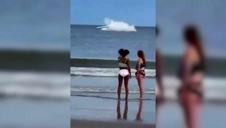North Carolina, aereo precipita in mare davanti ai bagnanti: le immagini