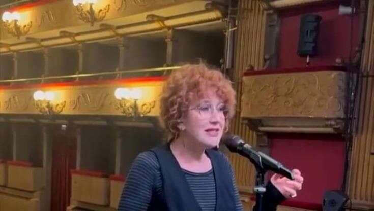 Gli auguri di Natale di Fiorella Mannoia: canta e balla Feliz Navidad