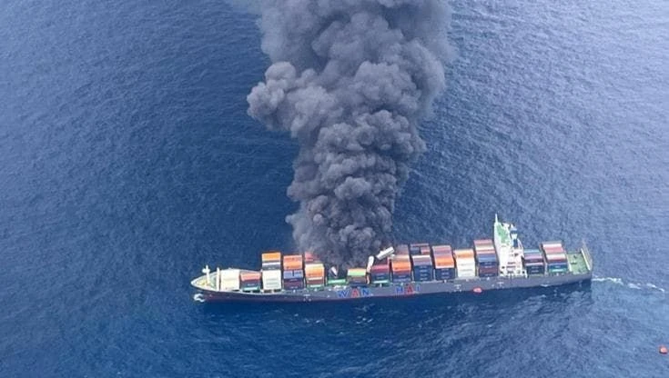 Incendio a bordo di un cargo nell'Oceano Indiano: 40 container in acqua, equipaggio in salvo