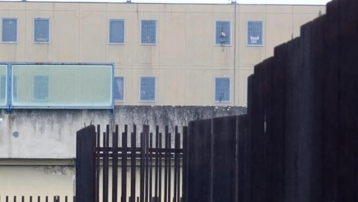Ferrara, la denuncia di una detenuta transgender: “Violentata da quattro uomini in una cella”