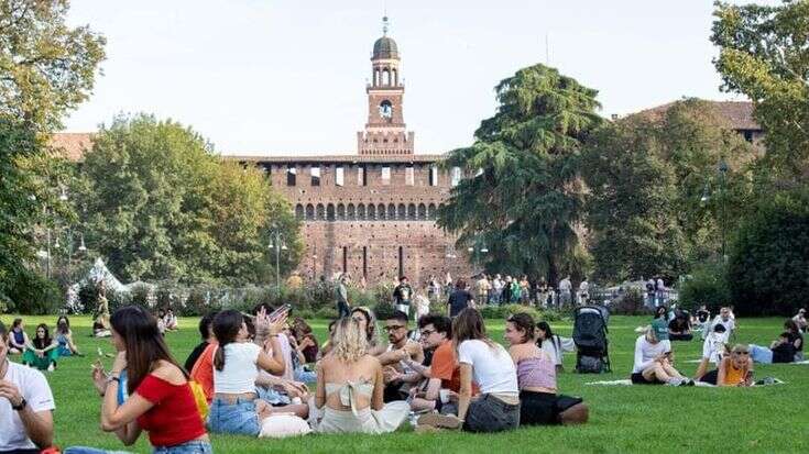 A Milano domenica 8 la giornata di ottobre più calda di sempre: la massima di 30,9 gradi. E al mercato ci sono ancora meloni e albicocche