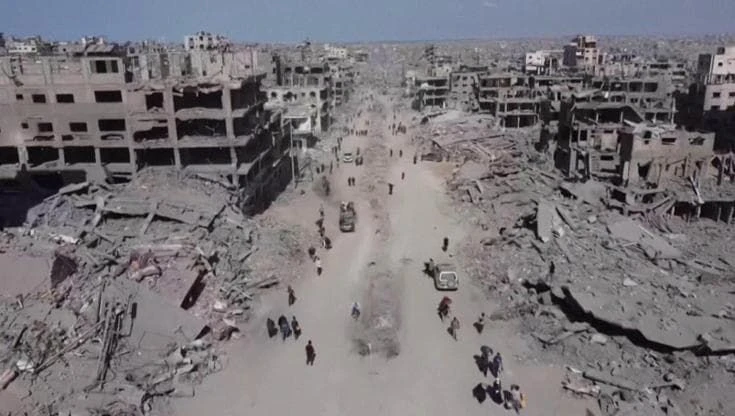 In volo su Gaza City rasa al suolo: il ritorno degli sfollati tra le macerie