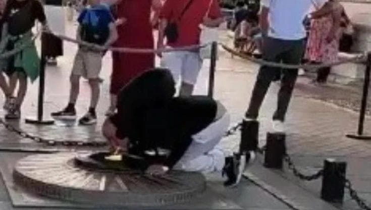 Parigi, si accende una sigaretta dalla fiamma della tomba del Milite Ignoto
