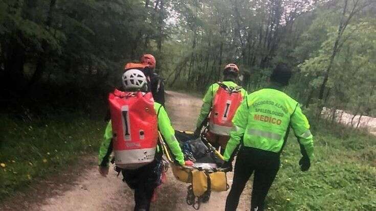 Tragedia in Val Rendena, cercatore di funghi cade in un canale nei boschi di Pinzolo: morto il bresciano Alberto Berardi, aveva 64 anni