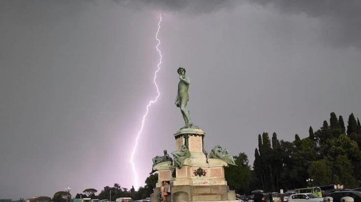 Previsioni meteo, Caronte addio: tornano piogge e temporali violenti, giù le temperature