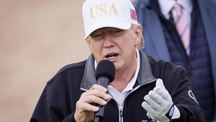 Trump inaugura un campo da golf che porta il suo nome in Scozia: 