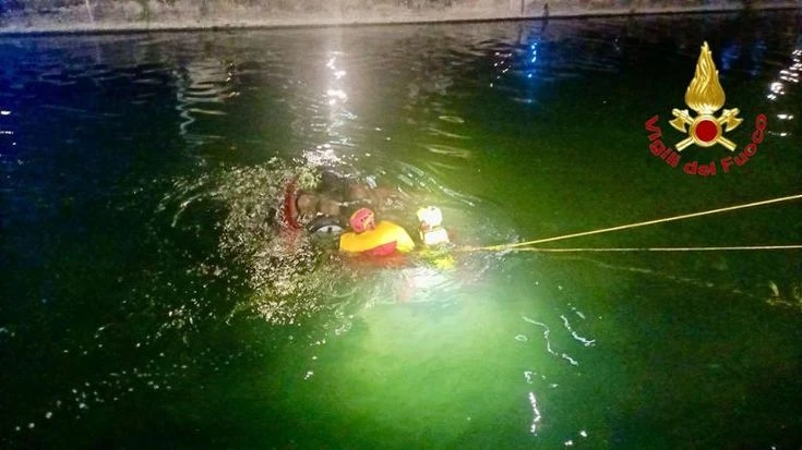 Finisce con l’auto dentro al Naviglio: morto ragazzo di 24 anni, tornava dalla festa di compleanno