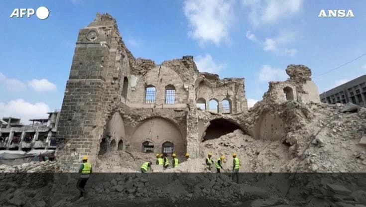 I palestinesi restaurano la fortezza storica di Gaza: il sito distrutto dai bombardamenti israeliani