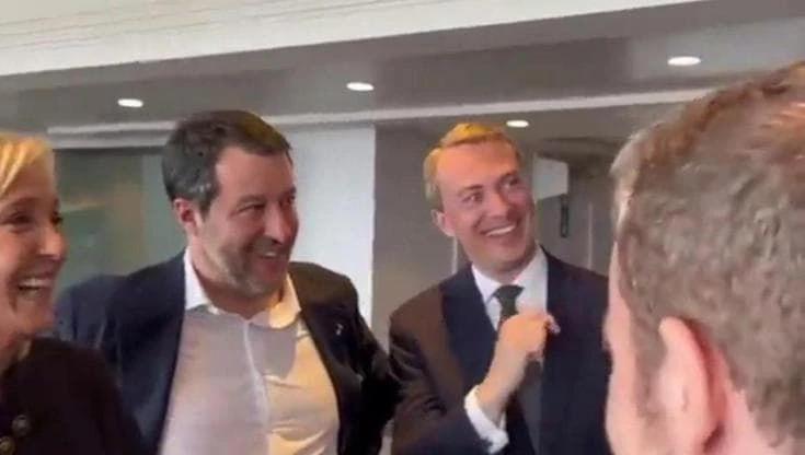 Wilders e Le Pen, accanto a Salvini, prendono in giro Macron: 