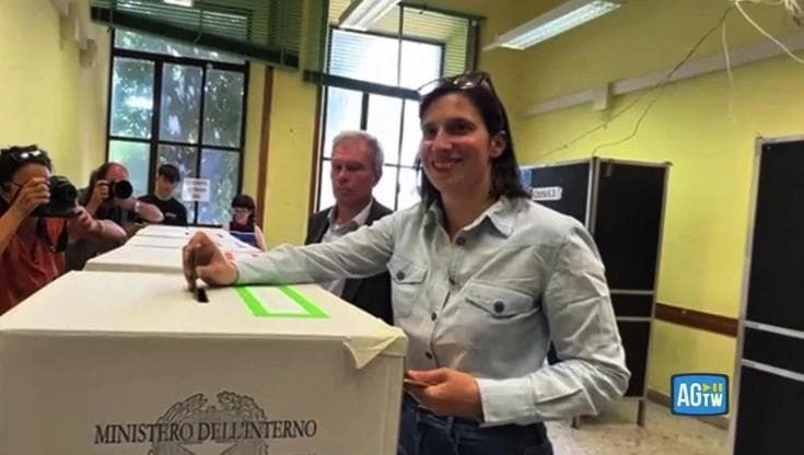 Referendum, Schlein al seggio: il voto, le foto, la promessa di vigilare su eventuali irregolarità