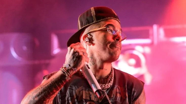 Sfera Ebbasta, rissa al concerto. Il rapper ferma l’esibizione e lascia il palco