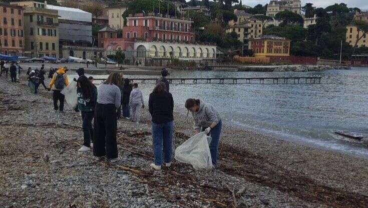 Da Milano a Santa Margherita Ligure, la 'spedizione' ambientale di 240 studenti: raccolti sulla spiaggia 2500 rifiuti di plastica, 1800 mozziconi