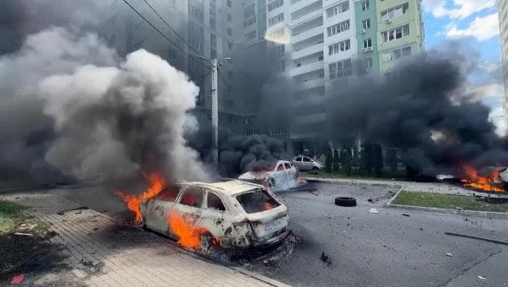 Ucraina, Kharkiv sotto attacco: condomini e auto in fiamme, i cittadini in fuga con bambini e gatti