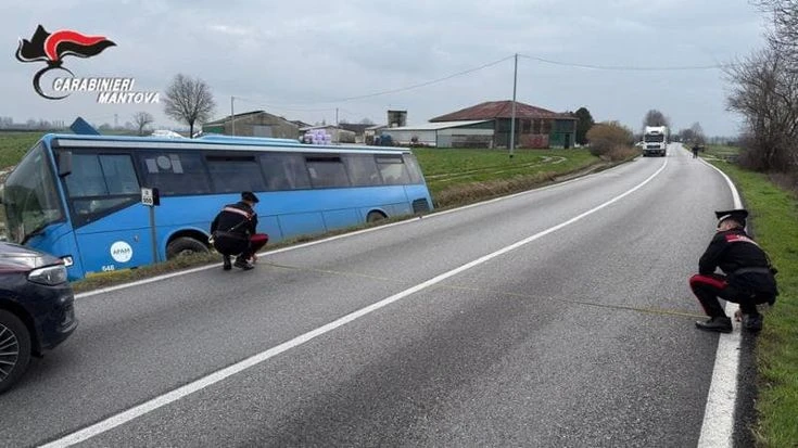 Pullman di studenti esce di strada nel Mantovano: due ragazzi e l’autista lievemente feriti