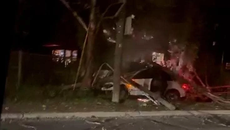 Usa, giocatore di football e suo padre salvano un uomo dall'auto in fiamme dopo un incidente