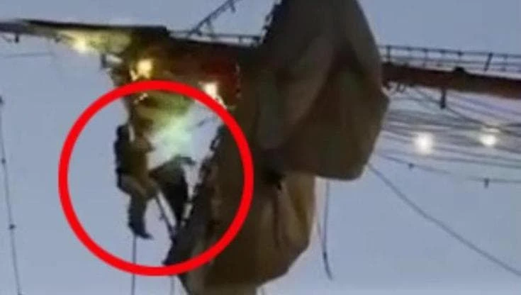 I marinai sospesi alle corde degli alberi dopo l'impatto della nave contro il ponte di Brooklyn