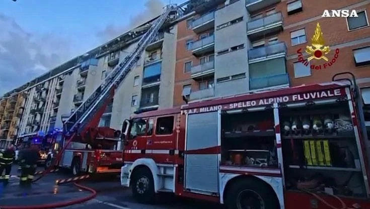 Incendio in grande palazzo a Milano, due morti