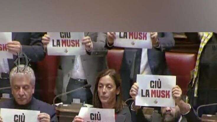 'Giù la Musk', la protesta di Avs alla Camera contro il ddl Spazio