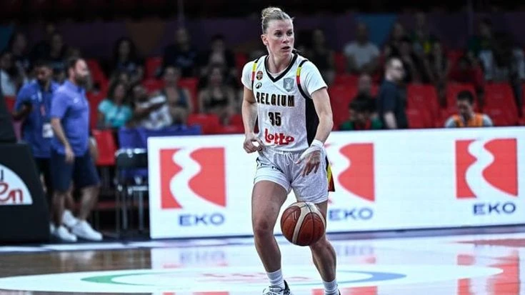 Licenziata per aver giocato l’Europeo con la nazionale. La storia di Julie Vanloo indigna i tifosi