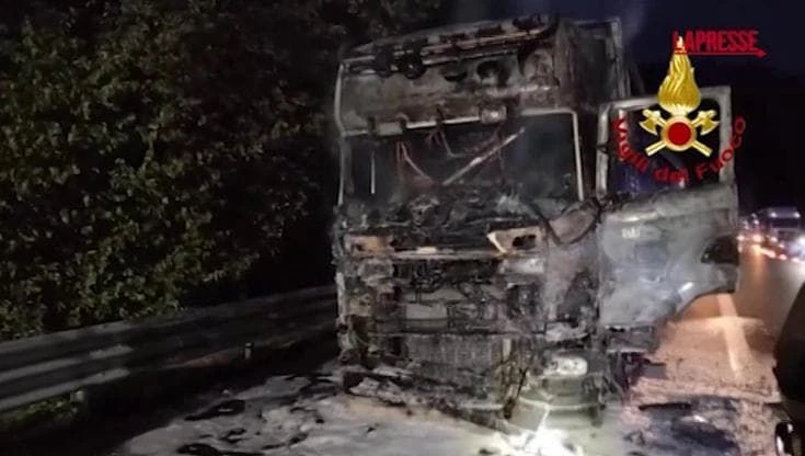 Camion in fiamme sull'A14, intervengono i vigili del fuoco