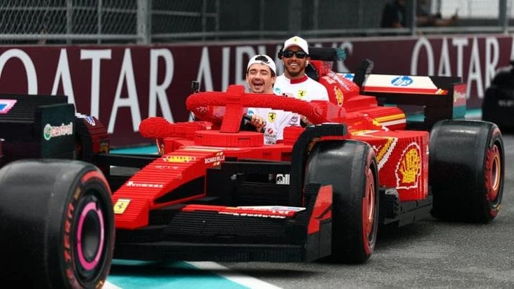 Piloti in pista a Miami su monoposto costruite con i mattoncini Lego: raggiungono i 20 km/h