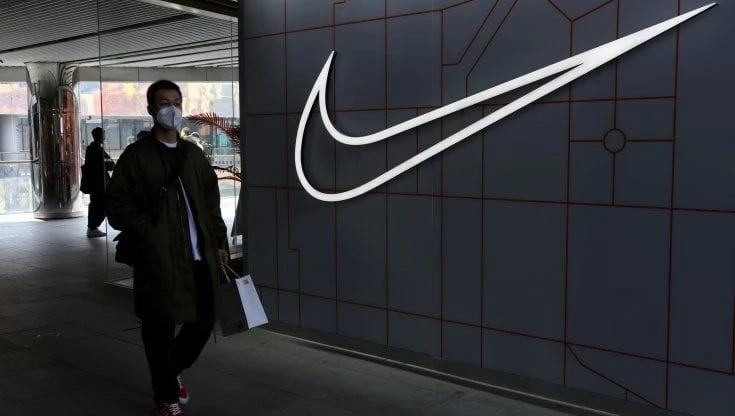 Nike, corrono profitti e ricavi, il titolo vola in Borsa