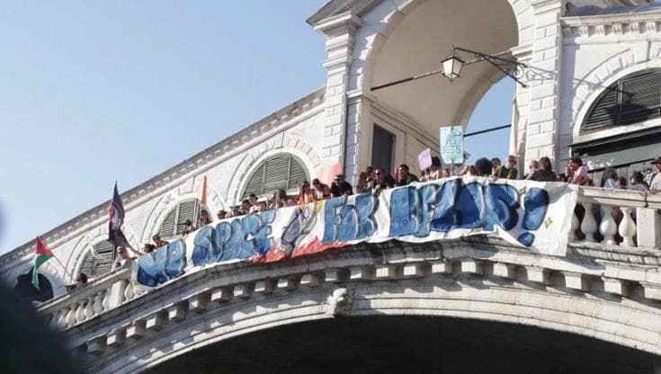 Venezia, dallo striscione a Rialto alle facce incredule dei turisti: i no-Bezos manifestano in città