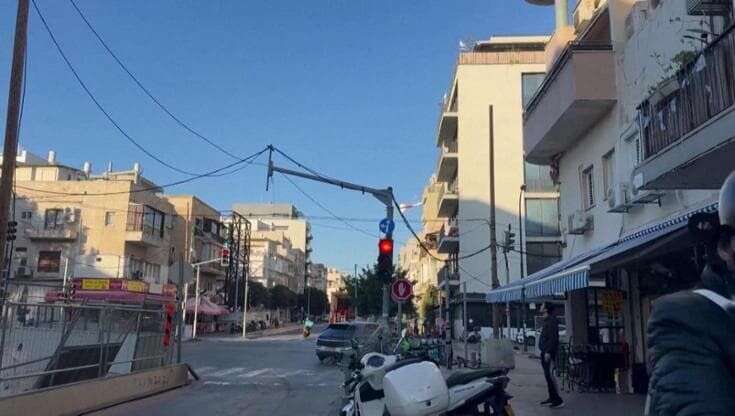 Tel Aviv, suonano le sirene per un missile lanciato dagli Houthi: la città deserta