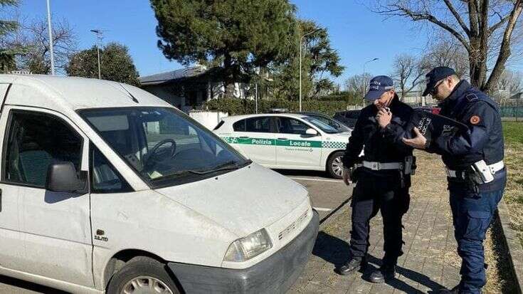 Furgone abbandonato in un parcheggio a Rozzano, una residente lo segnala: dentro c’erano decine di elettrodomestici rubati