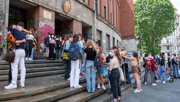 Gli scrutini delle superiori a Milano, tornano le bocciature ma i prof hanno tenuto conto dell'anno della Dad