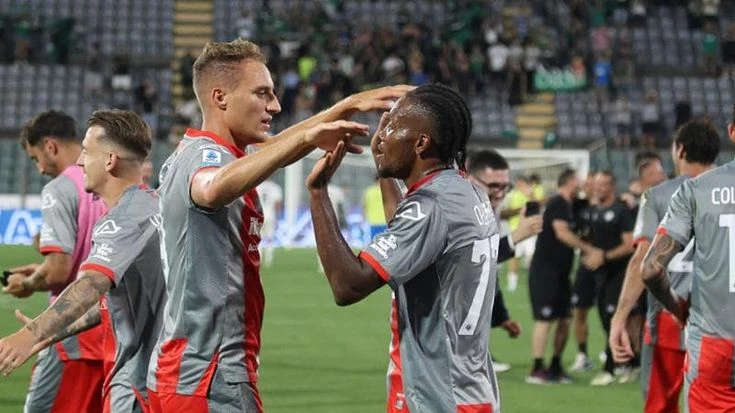 De Luca su rigore al 92’: la Cremonese batte 3-2 il Sassuolo e va in testa da sola per una notte