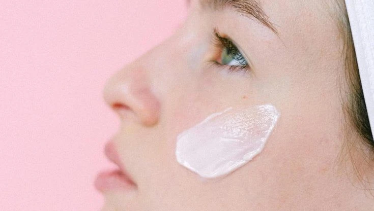 Troppi prodotti stressano la pelle: ecco come ridimensionare la beauty routine